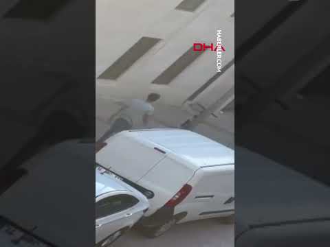 Elini kolunu sallayarak sokak sokak dolaşıp araç lastiklerini patlattı